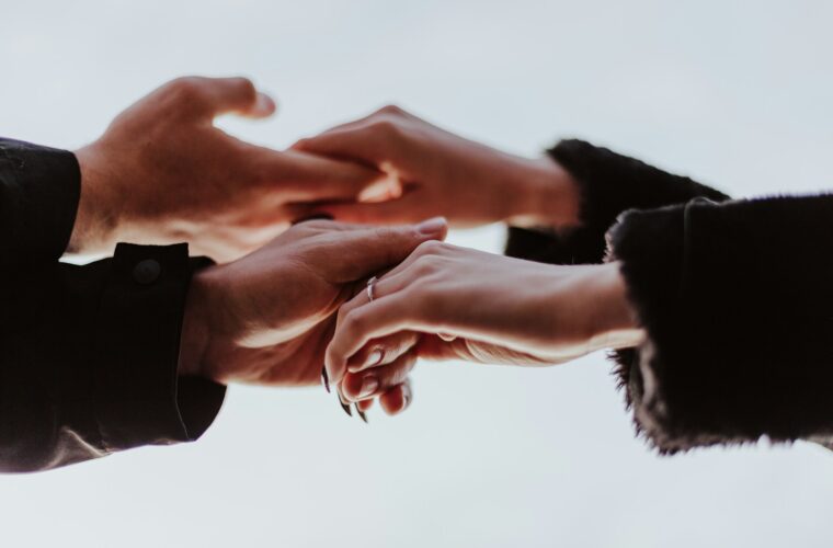 Πιέζεις τον εαυτό σου για να χωρέσεις σε μια σχέση; 4 Σημάδια που δεν πρέπει να αγνοήσεις