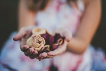Theta Healing και τα Οφέλη του για τα Παιδιά: Πώς η Ενεργειακή Θεραπεία Βοηθά στην Ανάπτυξη και Ευημερία τους