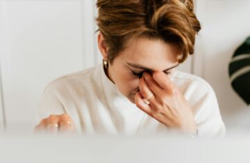 High-Functioning Burnout: Η εξάντληση που κανείς δεν βλέπει